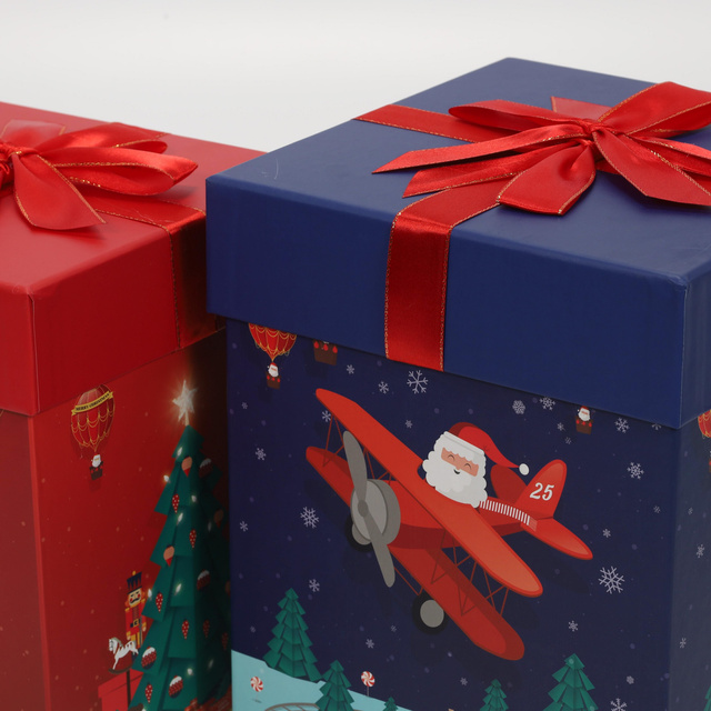 Două cutii pentru cadouri cu motivul lui Moș Crăciun, 26 și 23 cm