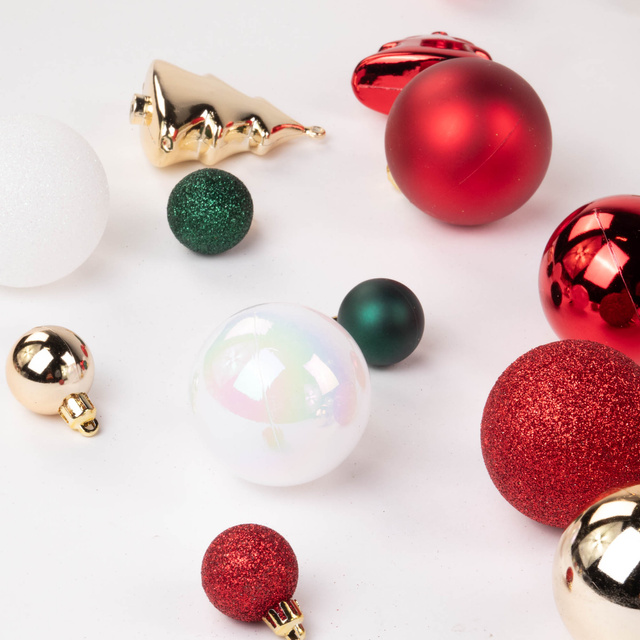 Set decoratiuni de Craciun in diferite culori, 44 de elemente