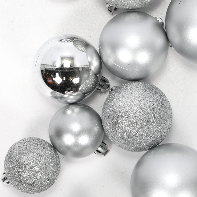 Set de globuri de Crăciun de dimensiuni diferite, 70 de bucăți.