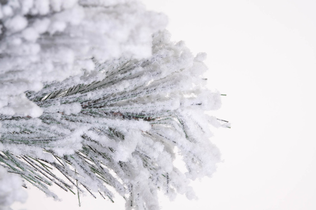 Brad artificial, acoperit cu zapada, 150 cm