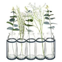 Vaze de sticla intr-un suport metalic cu flori artificiale
