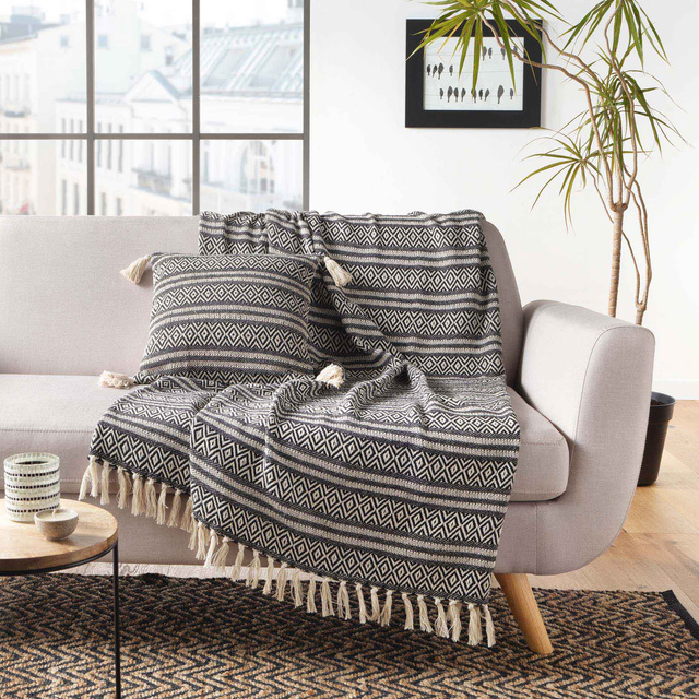 Perna decorativa pentru living JOLY, cu ciucuri, 40 x 40 cm