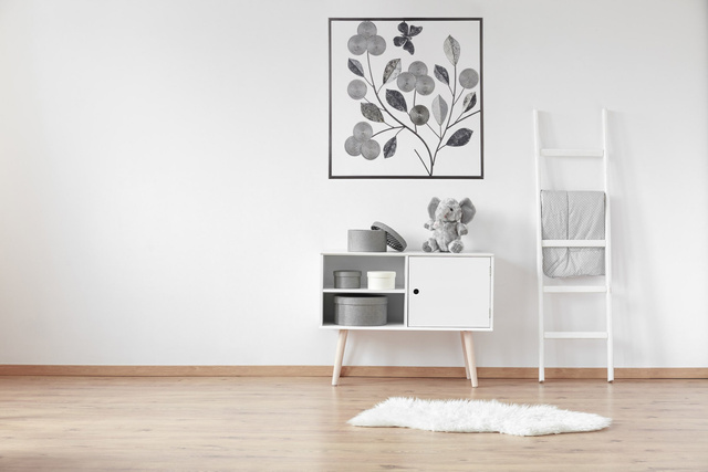 Tablou metalic cu motiv floral, un decor modern de perete realizat cu tehnica metalurgiei.