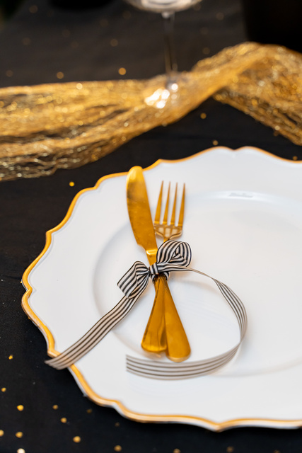 Un set de tacâmuri pentru 4 persoane, oțel inoxidabil, culoare aurie