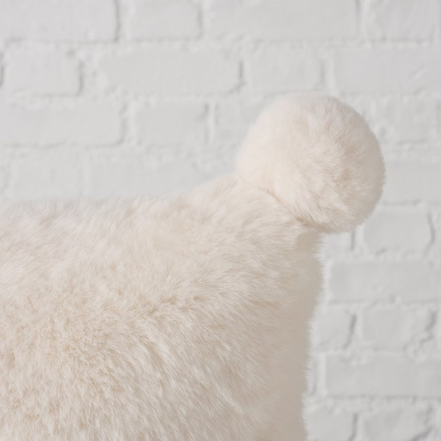 Perna pufoasă cu inscripție brodată și pompoane NAVID, 35 x 55 cm