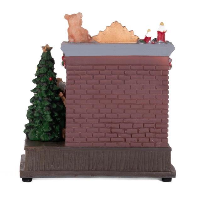 Sat de Crăciun, scenă de Crăciun cu Moș Crăciun lângă șemineu