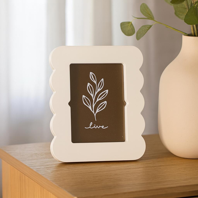 Ramă foto cu margine ondulată BASE, 18,5 x 2,2 x 23,3 cm, ecru