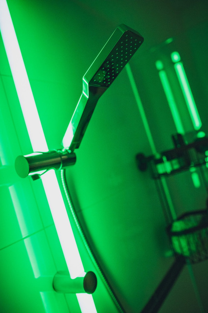 Șină de duș cu LED, 94 cm., RGB, WENKO