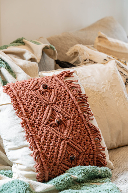 Perna decorativa cu franjuri Ali, macrame, margele, 40 x 40 cm