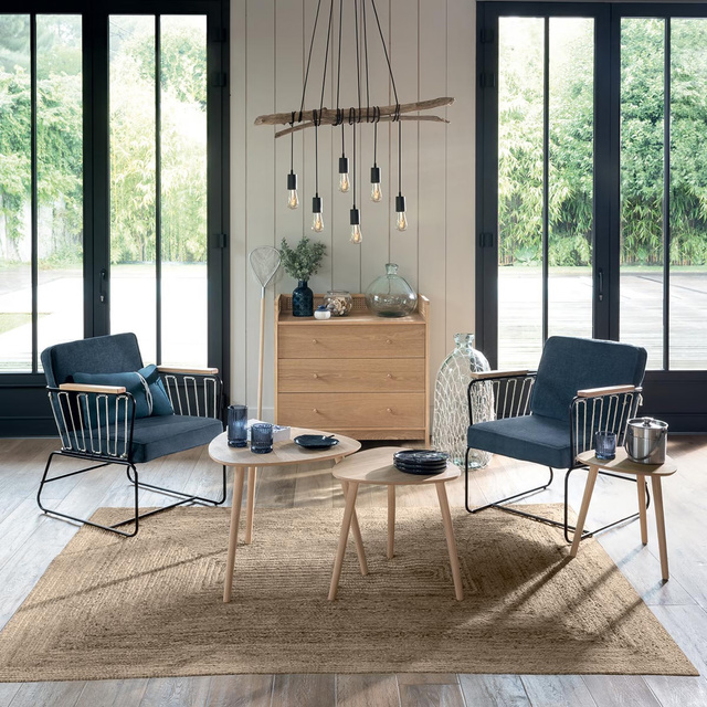 Un set de trei măsuțe de cafea cu blat rotunjit și picioare din lemn