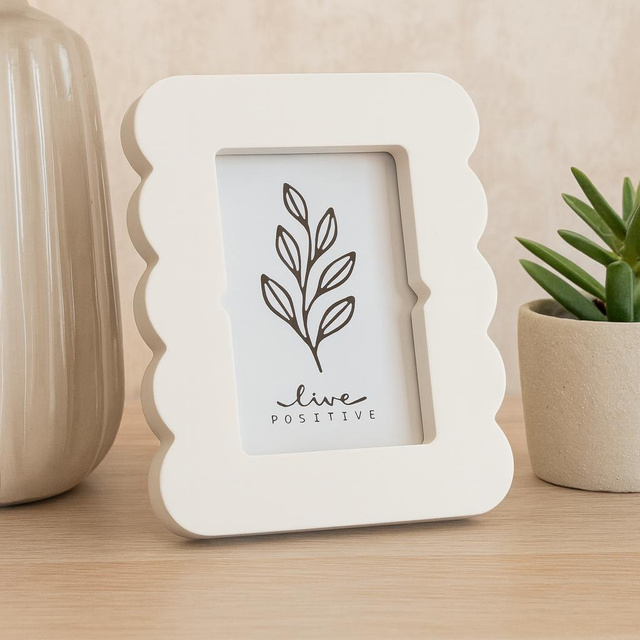 Ramă foto cu margine ondulată BASE, 16 x 2,2 x 20,8 cm, ecru