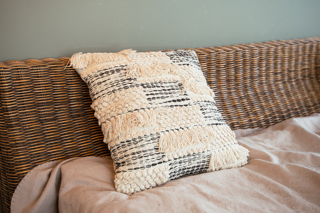 Perna decorativa cu ciucuri, bumbac, 45 x 45 cm