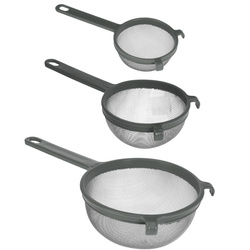 Un set de strecurătoare metalice în trei dimensiuni, mâner din plastic