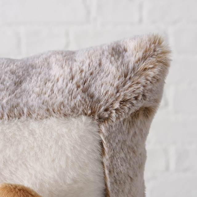 Perna cu motiv de pluș LIO, 35 x 35 cm