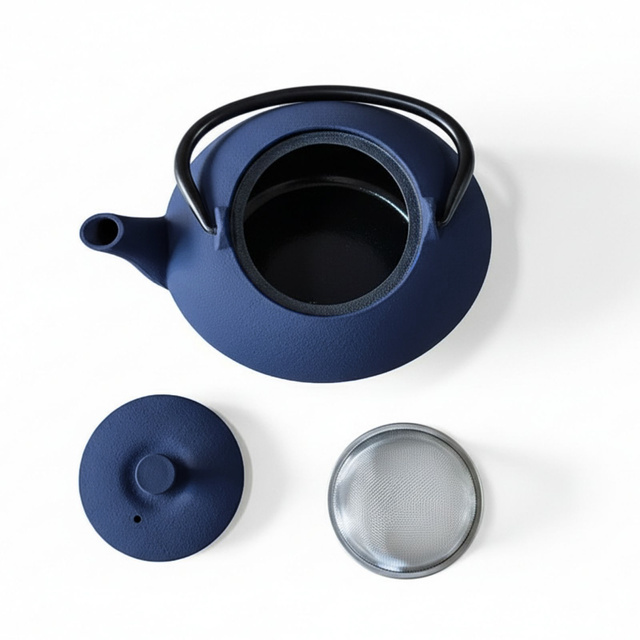 Ceainic din fontă cu infuzor NOMI, 800 ml, bleumarin