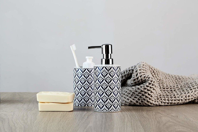 Dispenser de săpun de baie, recipient cu pompă și model decorativ - 360 ml, WENKO