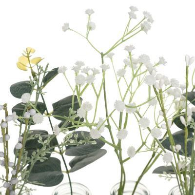 Vaze de sticla intr-un suport metalic cu flori artificiale