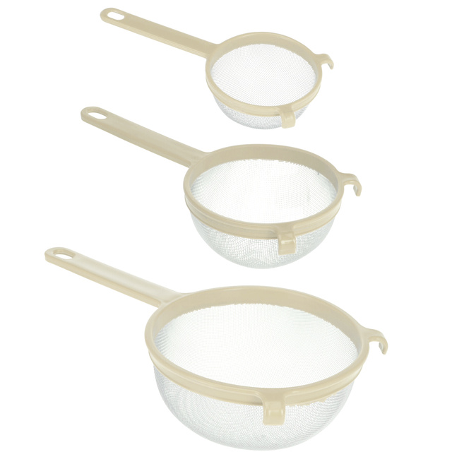 Un set de strecurătoare metalice în trei dimensiuni, mâner din plastic