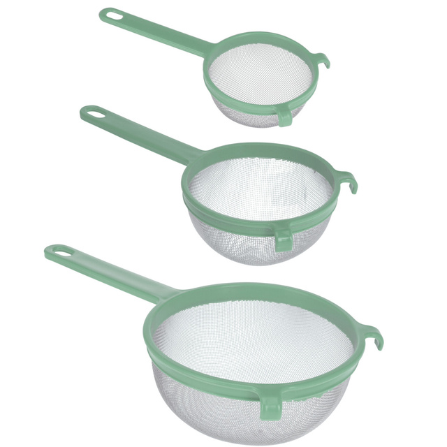 Un set de strecurătoare metalice în trei dimensiuni, mâner din plastic