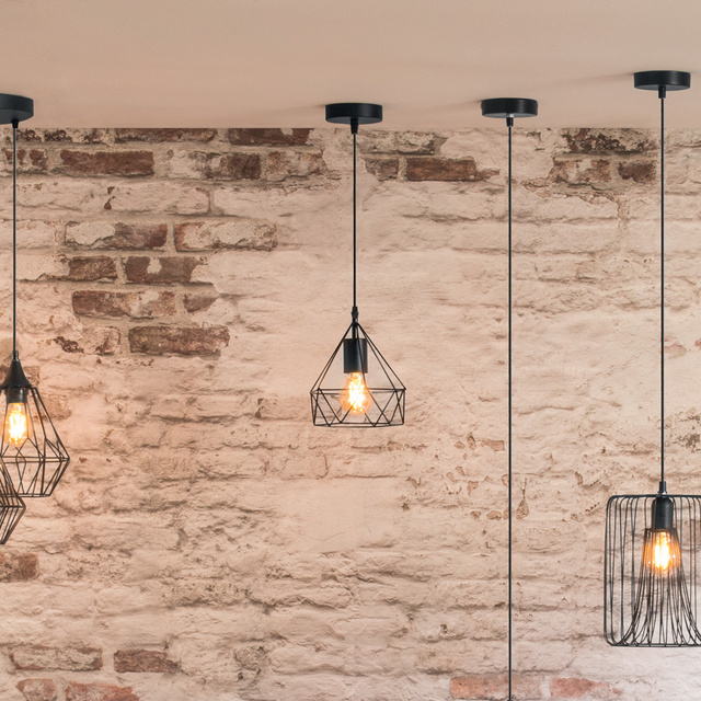 Lampă de tavan la modă suspendată cu un abajur ajurat din metal, perfectă pentru mansardă.