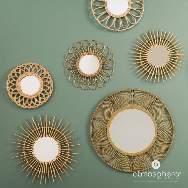 O oglindă într-un cadru țesut, din răchită cu o formă interesantă pentru camera de zi sau dormitor