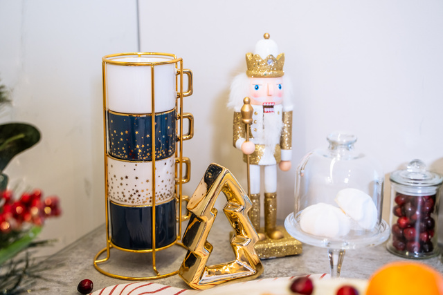 Set 4 cesti din porțelan cu suport STARS, 170 ml