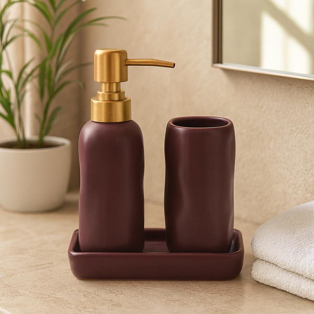 Set de baie EON, dozator ceramic cu pompă aurie, cană și tavă, bordou.