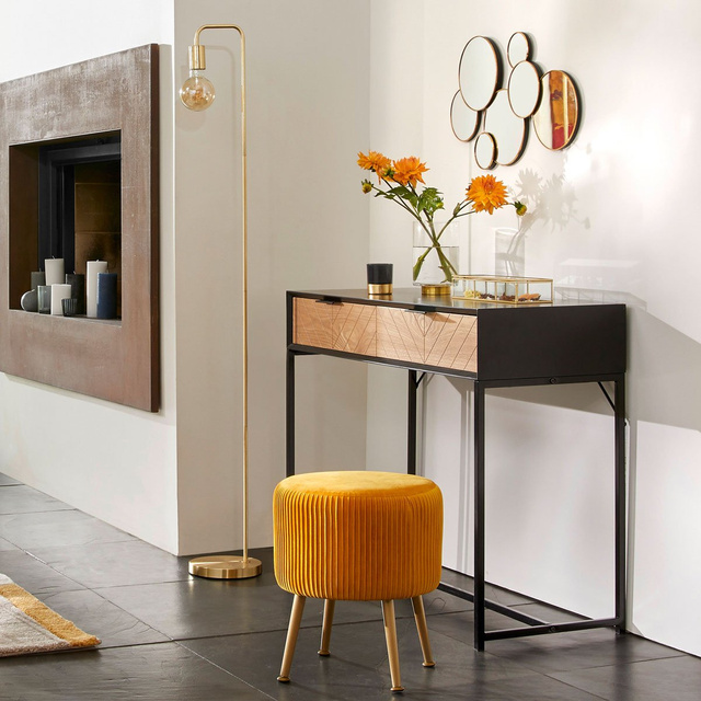 Lampă de podea modernă, aurie, din metal.