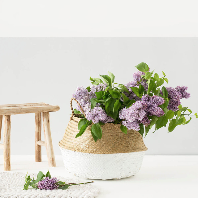 Un coș decorativ din iarbă de mare cu o inserție albă