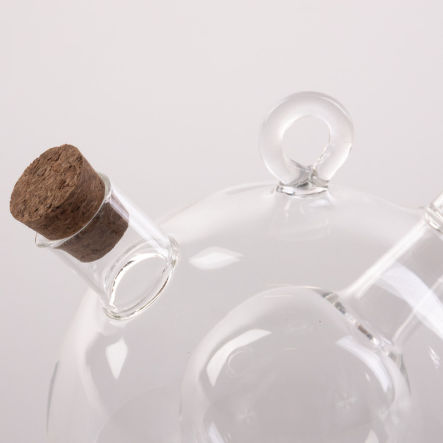 O sticlă în formă de bilă pentru oțet și ulei, un gadget decorativ original și practic de bucătărie