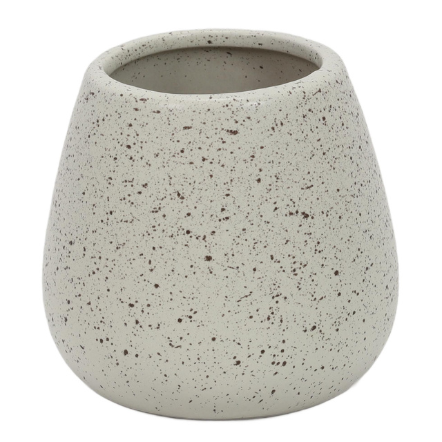 Un set de accesorii pentru baie: dozator, sapun si cana