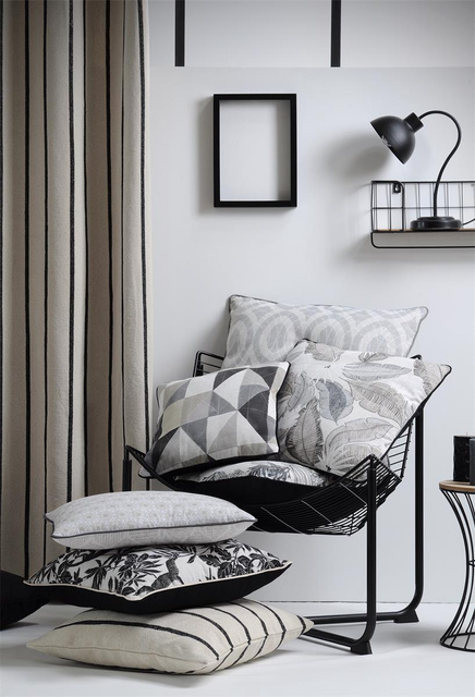 Perdea din bumbac cu inele TROP dungi negre, 135 x 260 cm