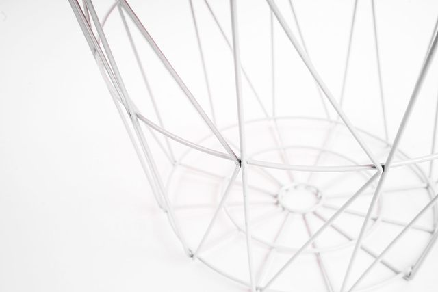 Masuta de cafea in stil modern, blat din lemn cu abajur din sarma, masa universala si moderna