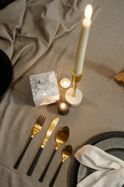 Sfeșnic cu bază de marmură, 27 cm