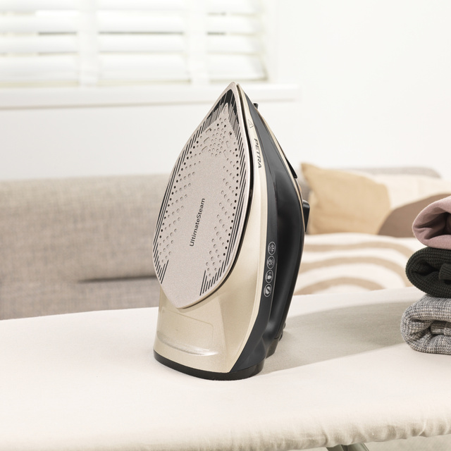 Fier de călcat cu aburi 2200 W PETRA, 100 g/min, 230 ml