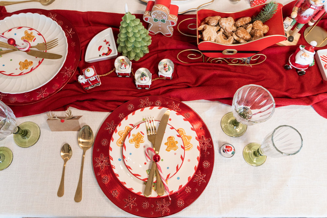 Un set de tacâmuri pentru 4 persoane, oțel inoxidabil, culoare aurie