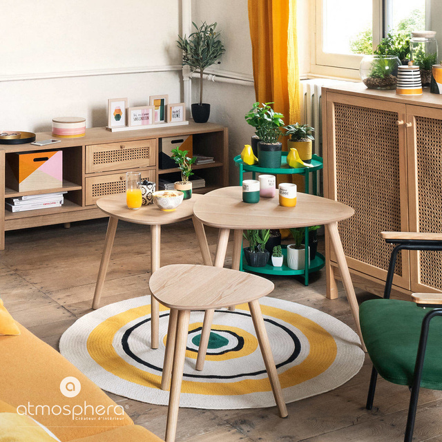 Un set de trei măsuțe de cafea cu blat rotunjit și picioare din lemn