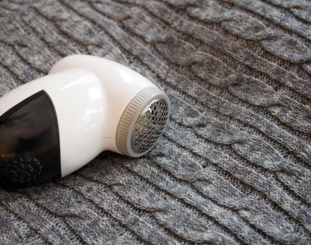 Aparat de ras rufe cu perie de curatare