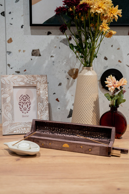 Suport din lemn pentru tămâie sub formă de cutie