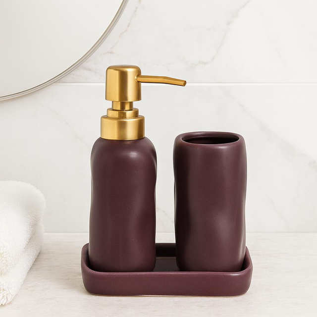 Set de baie EON, dozator ceramic cu pompă aurie, cană și tavă, bordou.