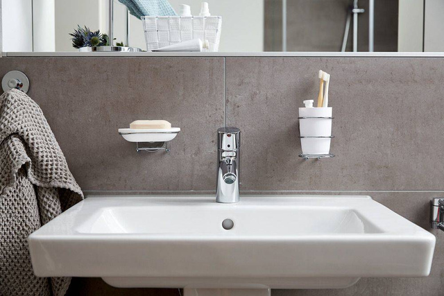 Recipient pentru periuțe de dinți MILAZZO, Vacuum-Loc - oțel cromat, WENKO