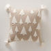 Perna decorativă cu brăduți brodați și ciucuri TAMMO, 40 x 40 cm