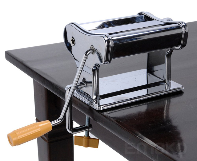 Mașină de făcut paste