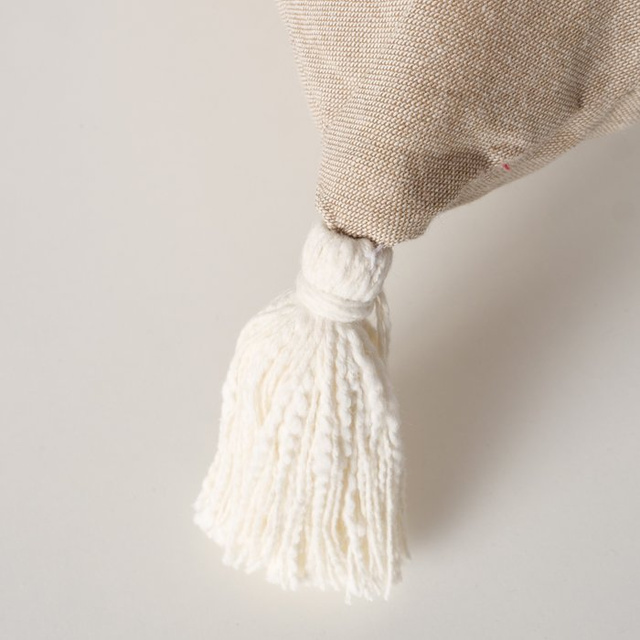 Perna decorativă cu brăduți brodați și ciucuri TAMMO, 40 x 40 cm