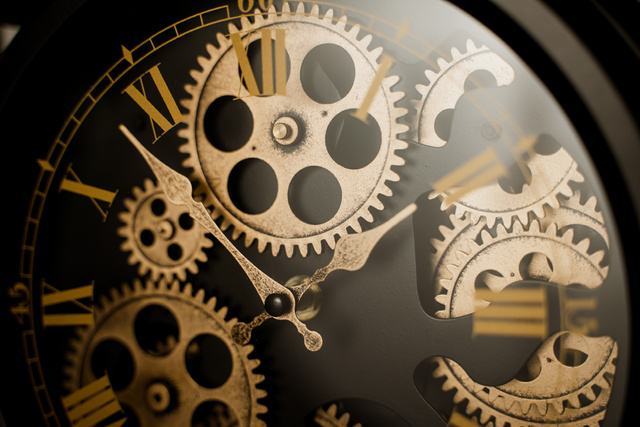 Ceas cu mecanism vizibil, silentios