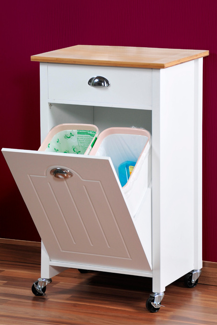 Carucior din lemn pe roți cu un coș de separare a deșeurilor