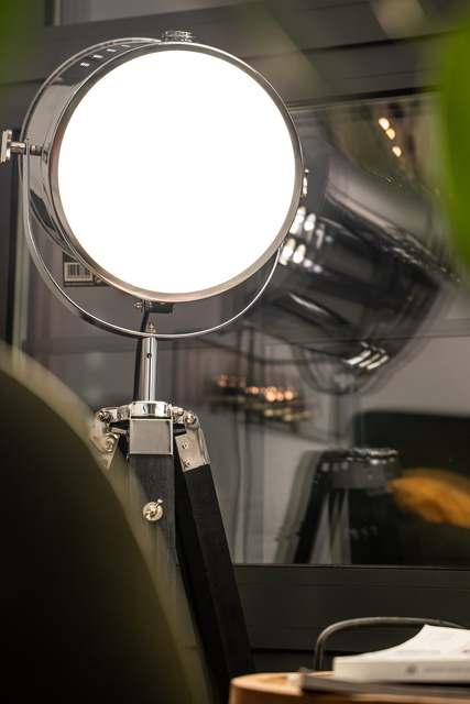 Lampă cu 3 picioare, înălțime 152 cm, neagră