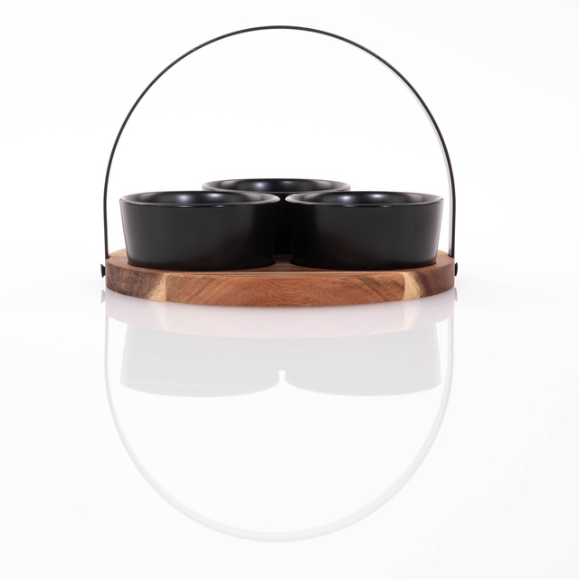 Boluri ceramice pe o tavă de lemn