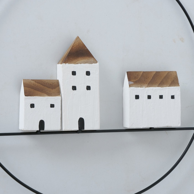 Decor de perete cu case din lemn, GOTAN, Ø 28 cm