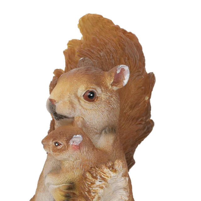 Figurină de grădină a unei veverițe